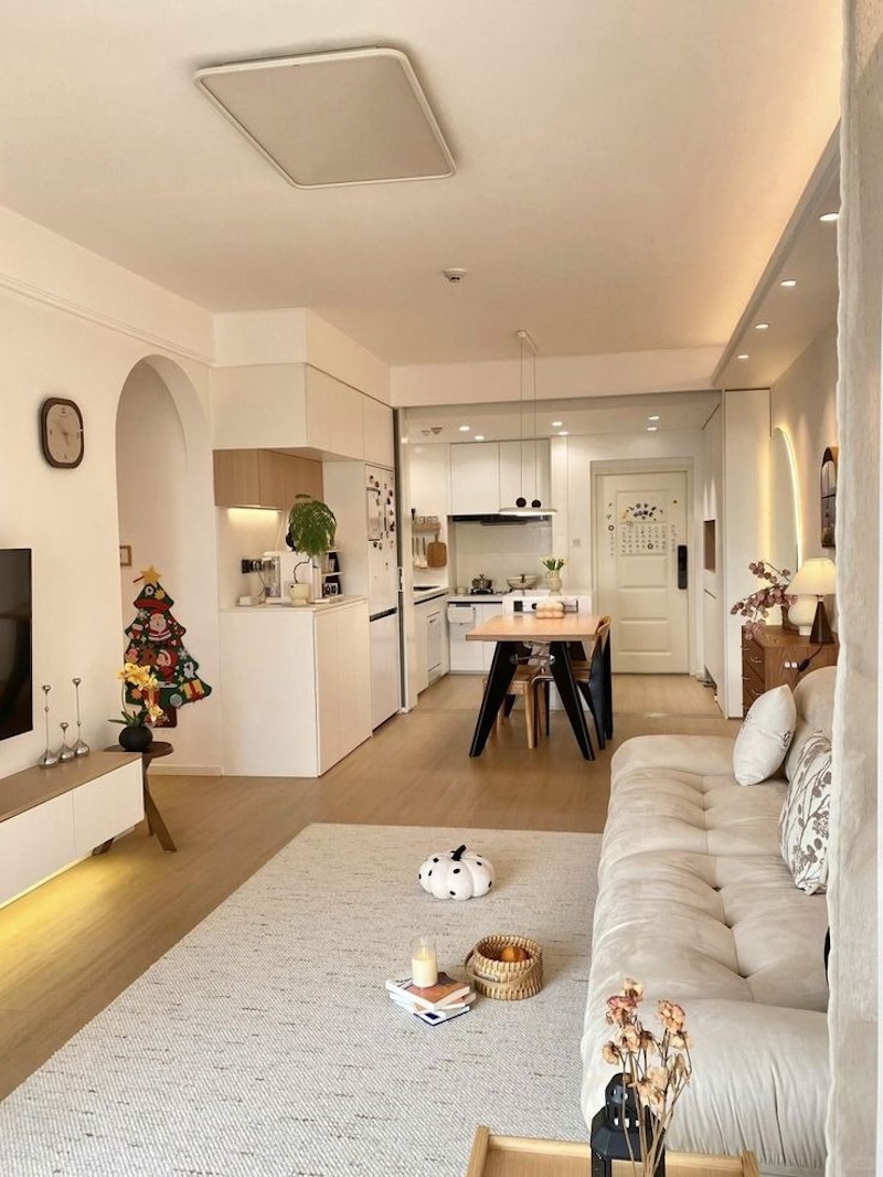 Gương toàn thân dáng vòm là món đồ đặc trưng trong phong cách Hàn Quốc, vừa tạo chiều sâu ảo vừa là điểm nhấn nghệ thuật cho phòng khách nhỏ