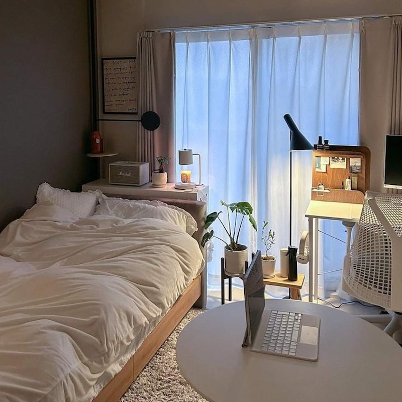 Góc làm việc nhỏ bên cửa sổ được bài trí theo phong cách Hàn Quốc giúp tận dụng ánh sáng tự nhiên và tạo cảm hứng sáng tạo mỗi ngày