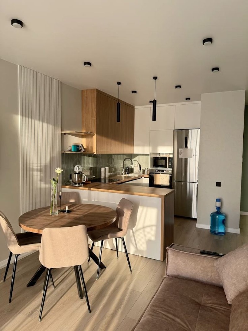  Việc liên thông phòng khách và bếp giúp xóa bỏ cảm giác bí bách, tối ưu luồng di chuyển và tận dụng triệt để nguồn ánh sáng tự nhiên quý giá