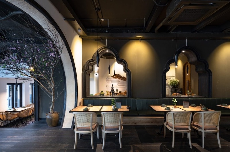 Khu A la carte cần bố trí yên tĩnh, khoảng cách bàn hợp lý, lối đi riêng, ánh sáng dịu và xử lý tiêu âm tốt để đảm bảo riêng tư