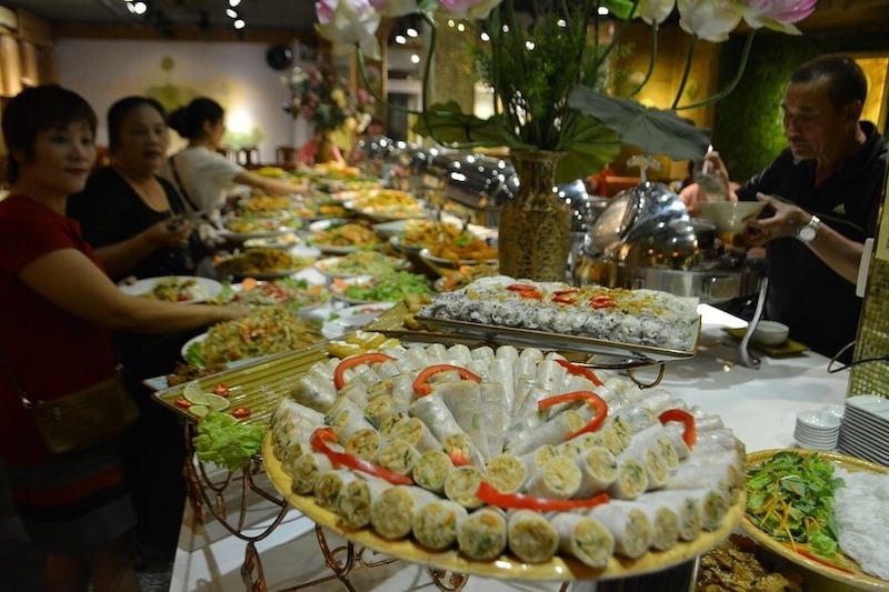 Nhà hàng chay buffet sang trọng ưu tiên ánh sáng ấm, trần cao, màu sắc trung tính giúp không gian thanh lịch và nâng tầm trải nghiệm thực khách