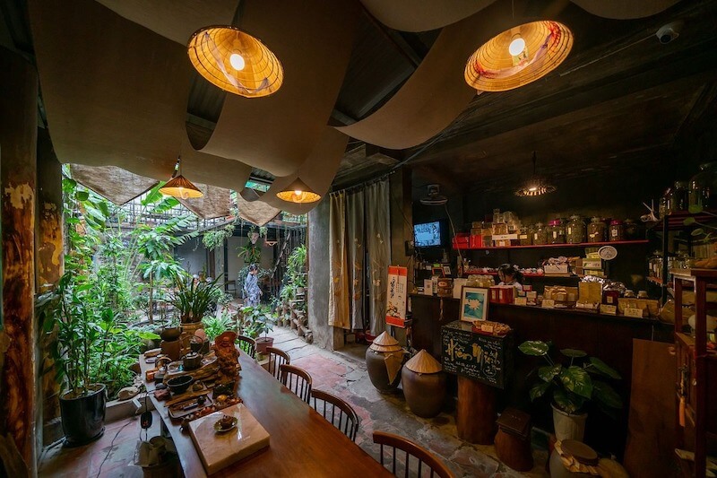 Âm thanh trong quán trà đạo chay cần nhẹ nhàng, nhạc thiền hoặc âm tự nhiên để không làm gián đoạn trải nghiệm thưởng trà