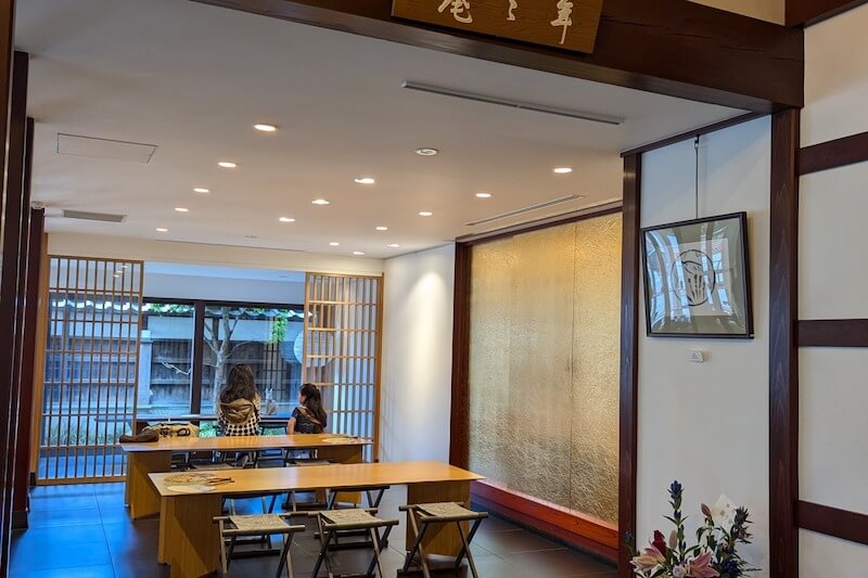 Không gian trà đạo kết hợp đồ ăn chay nên hạn chế trang trí cầu kỳ, tập trung vào chi tiết tinh tế và cảm xúc thiền định