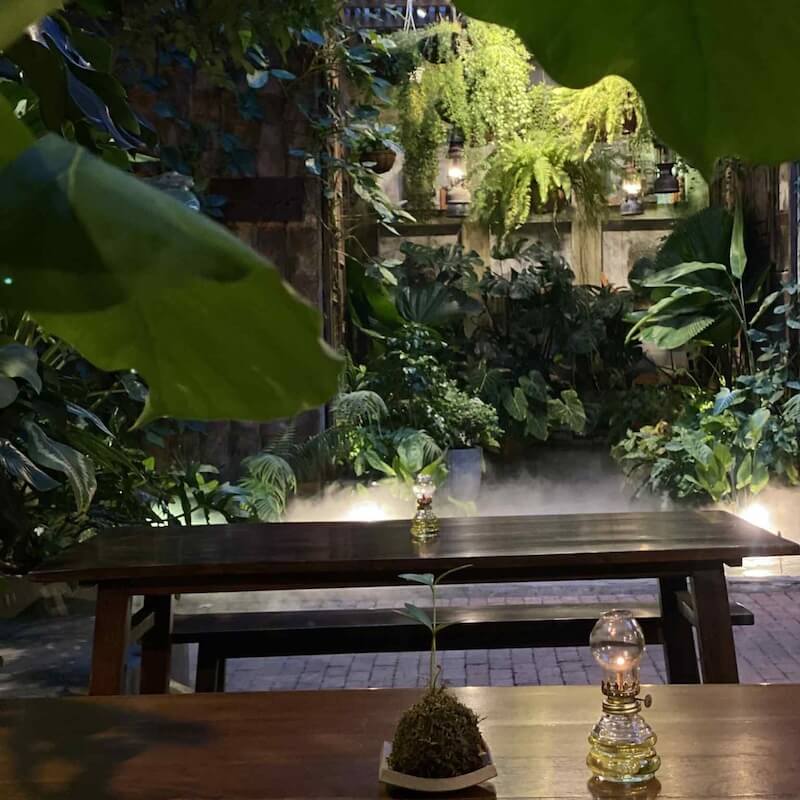 Thiết kế chay sân vườn cần bố trí lối đi thoáng, phân khu rõ ràng nhằm giữ sự yên tĩnh và trải nghiệm dùng bữa chậm