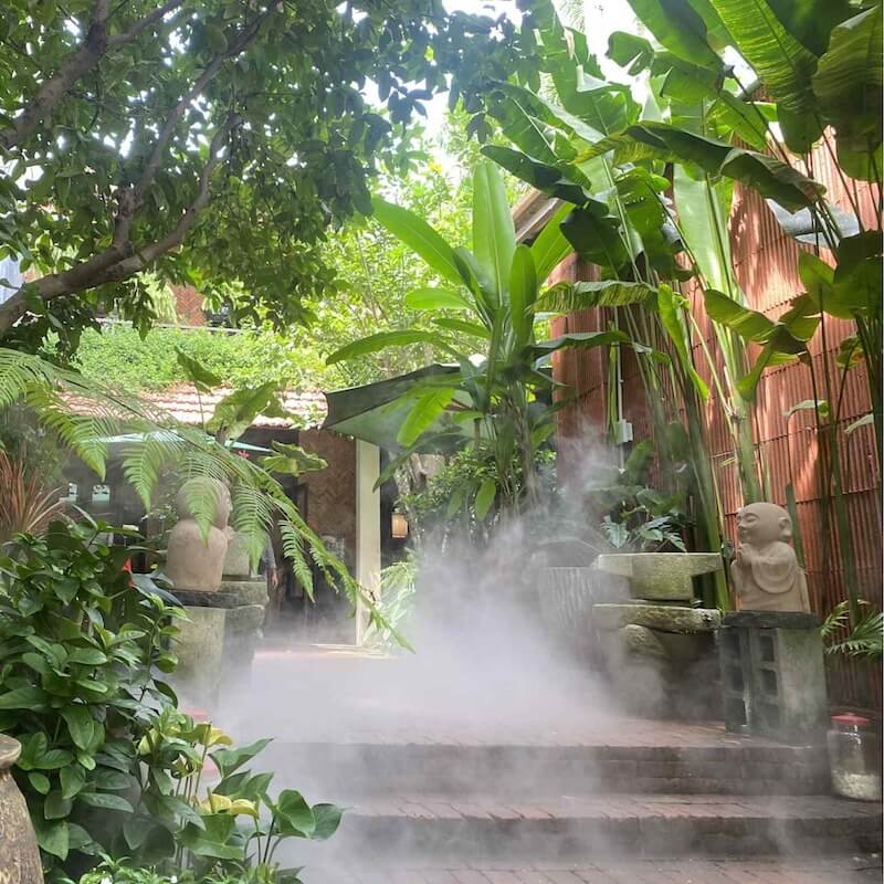 Vật liệu trong nhà hàng chay sân vườn thường là gỗ, đá, tre nứa giúp không gian hài hòa với thiên nhiên xung quanh