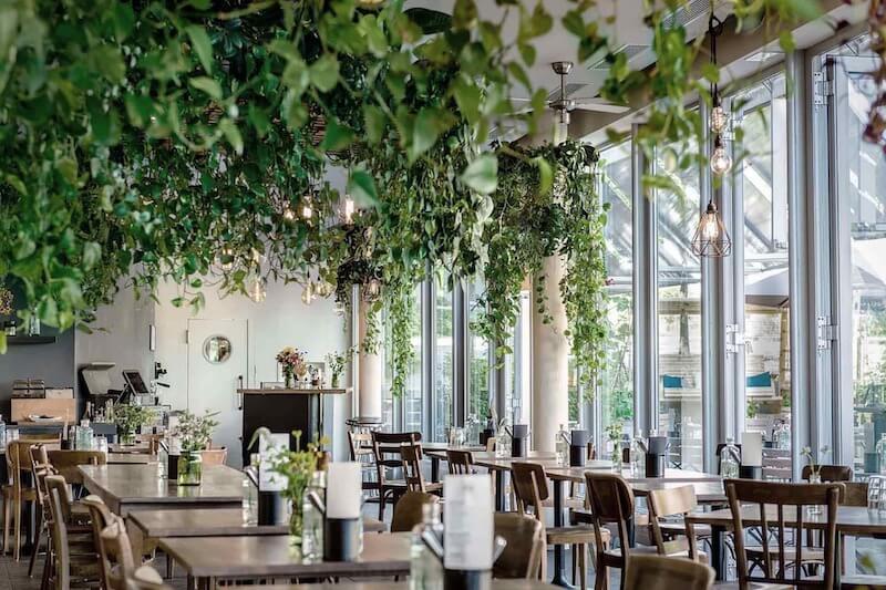 Màu sắc chủ đạo của nhà hàng chay Modern Vegan là trắng ấm, xanh lá và be, giúp không gian gọn gàng và dễ chịu