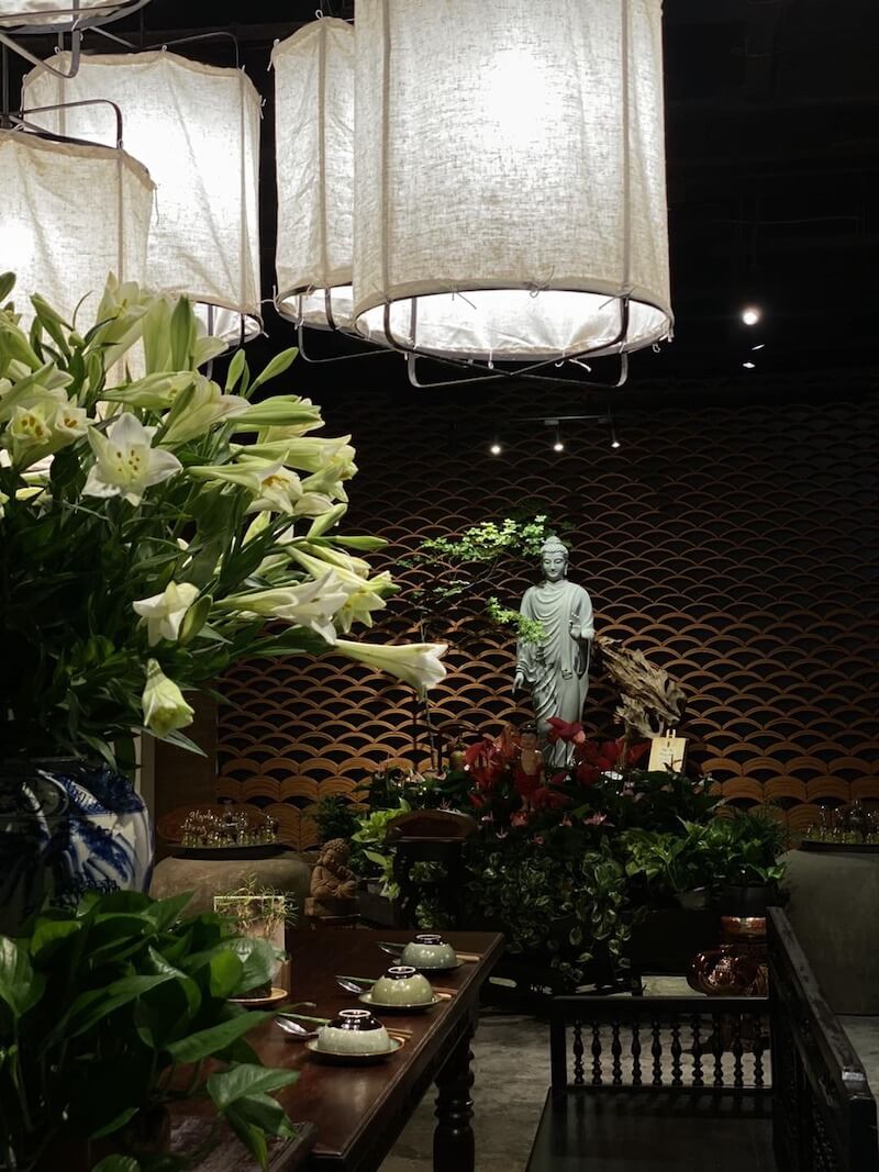 Nhà hàng chay phong cách Hội An mang nét Á Đông truyền thống với không gian trầm ấm, đèn lồng, gỗ mộc và màu sắc hoài niệm