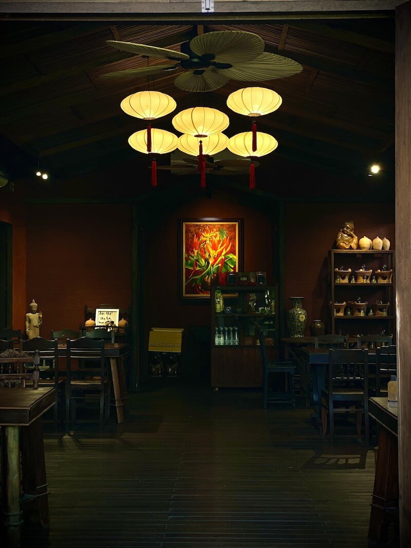 Thiết kế chay Á Đông truyền thống ưu tiên bố cục kín đáo, ánh sáng vàng ấm và vật liệu tự nhiên tạo cảm giác an yên