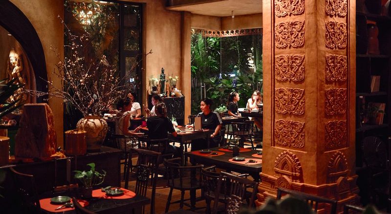 Mùi hương trong nhà hàng chay nên nhẹ, tự nhiên, tránh nồng, ưu tiên tinh dầu thảo mộc dịu để hỗ trợ thư giãn và không lấn át mùi món ăn