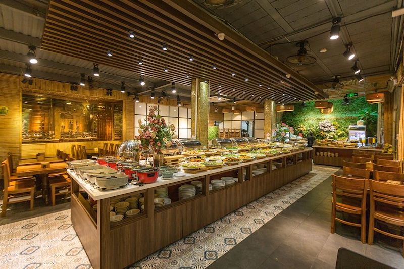 Khu buffet chay cần lối đi rộng, luồng di chuyển một chiều, quầy thấp vừa tầm, thoát nước tốt, chống trơn trượt, dễ vệ sinh và quan sát