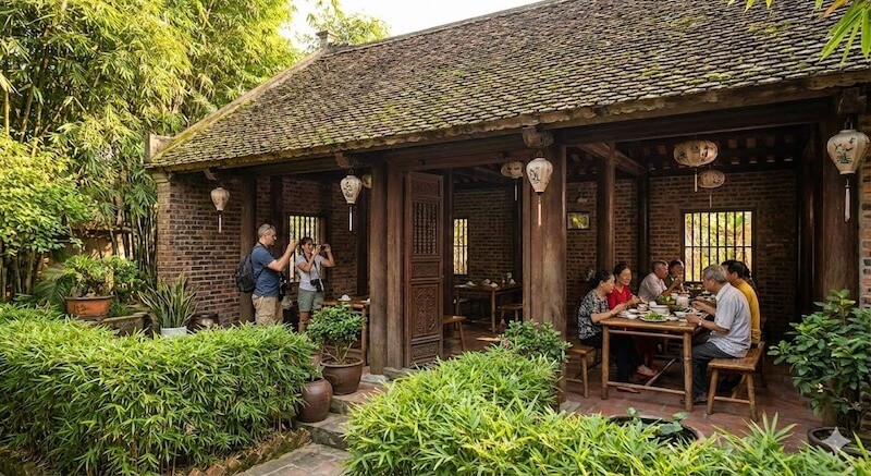 Nhà hàng phong cách đồng quê Bắc Bộ là mô hình nhà hàng tái hiện không gian làng quê miền Bắc truyền thống, với kiến trúc mộc mạc, vật liệu tự nhiên như tre, gỗ, gạch trần 