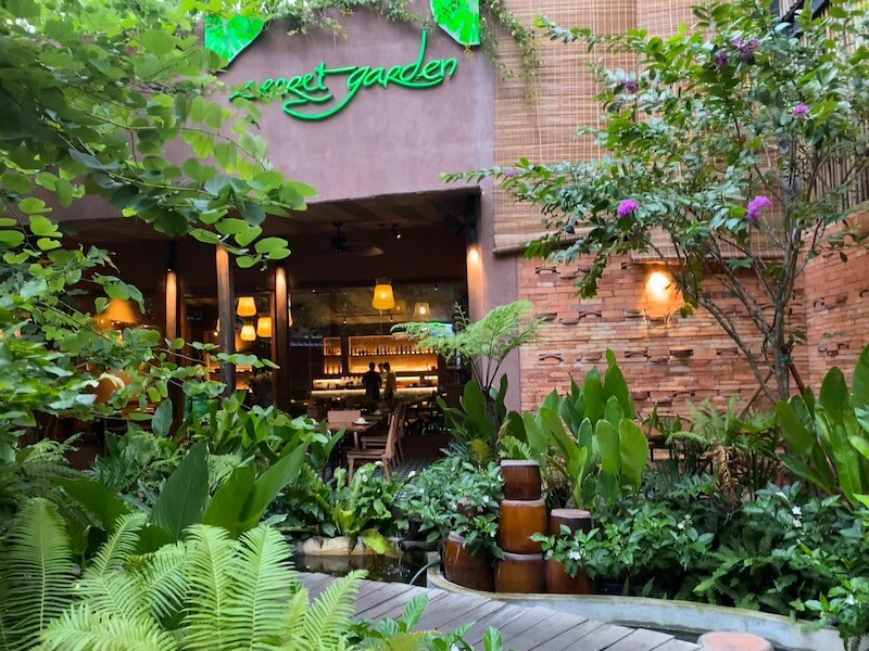 Không gian mở giúp nhà hàng tận dụng tối đa ánh sáng tự nhiên, gió trời, tạo cảm giác dễ chịu và thoải mái cho thực khách khi dùng bữa