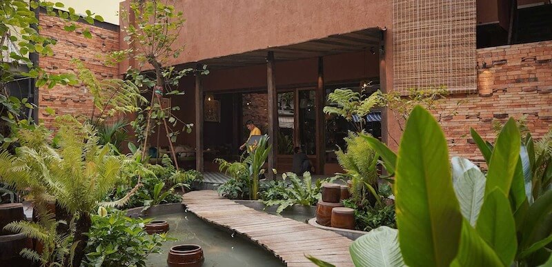 Cây xanh, hồ nước và tiểu cảnh được bố trí xen kẽ giúp nhà hàng đồng quê sân vườn luôn mát mẻ, giảm cảm giác nóng bức và ồn ào đô thị