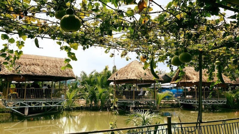 Sử dụng chòi lá, mái che nhẹ để tạo không gian ăn uống riêng tư nhưng vẫn giữ được sự thoáng đãng