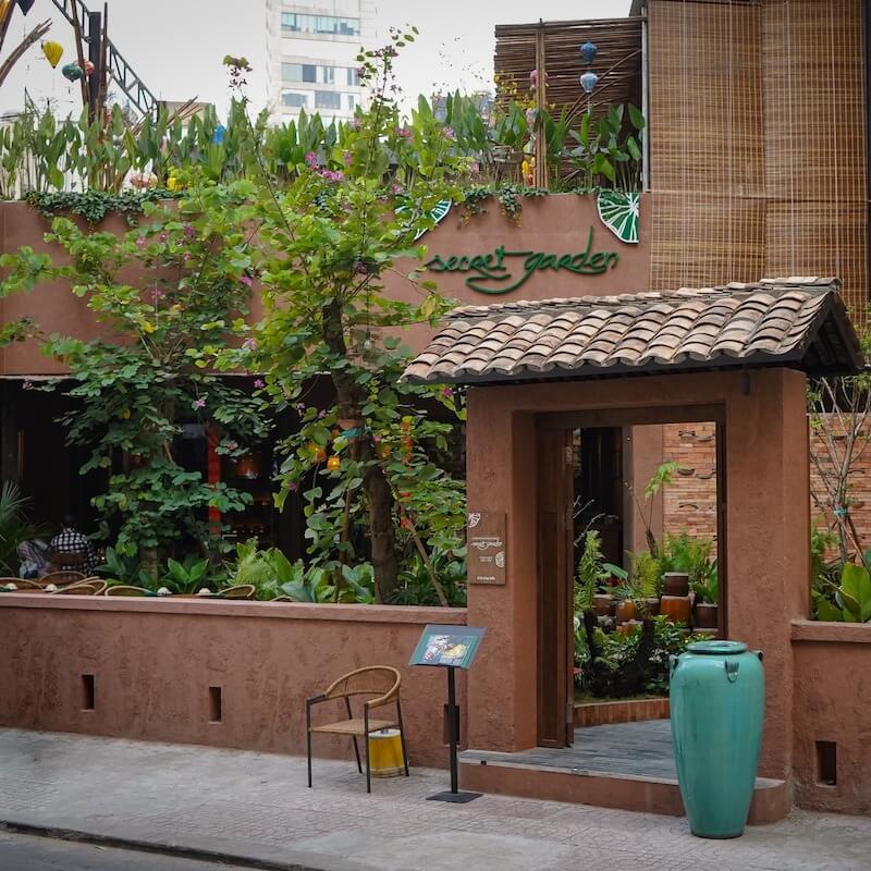 Thiết kế mang hơi hướng đồng quê sân vườn tạo ấn tượng mạnh với thực khách yêu thiên nhiên và thích trải nghiệm ẩm thực chậm