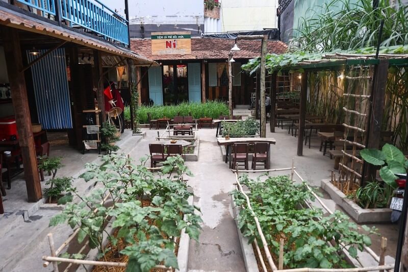 Sự kết hợp giữa kiến trúc mộc mạc và cảnh quan xanh giúp trở thành điểm check-in thu hút khách trẻ