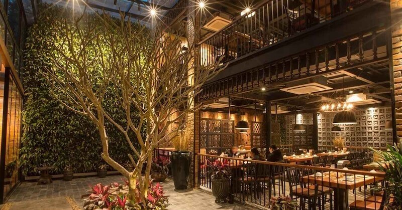 Tường gạch trần, vách ngăn tre và gỗ mộc thường được sử dụng để tái hiện tinh thần đồng quê trong diện tích hạn chế