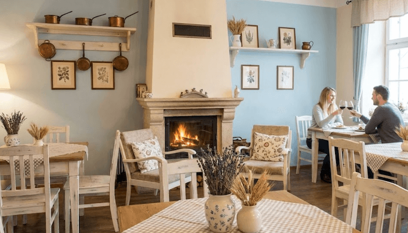 Nhà hàng phong cách đồng quê châu Âu là không gian ẩm thực lấy cảm hứng Farmhouse, Rustic, sử dụng gỗ mộc, màu ấm, tạo cảm giác ấm cúng, thanh bình 