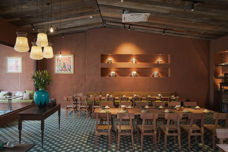 Nhà hàng đồng quê kết hợp hiện đại ưu tiên ánh sáng tự nhiên hoặc ánh sáng vàng ấm, tạo bầu không khí thư giãn, dễ chịu cho thực khách