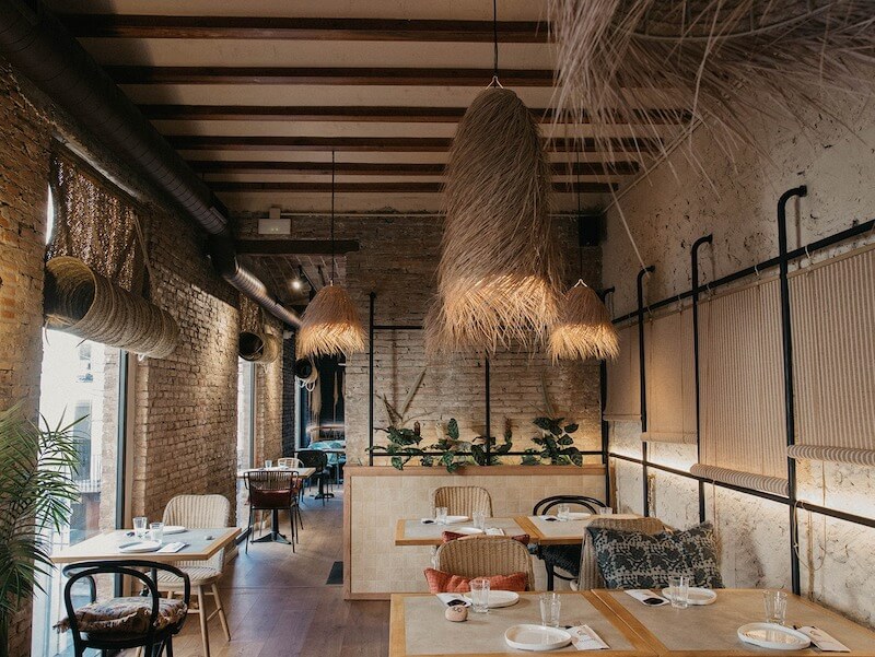 Các vật liệu tự nhiên như tre, gỗ mộc được xử lý chống mối mọt, ẩm mốc, đồng thời phối hợp với vật liệu công nghiệp để tăng độ bền và dễ bảo trì