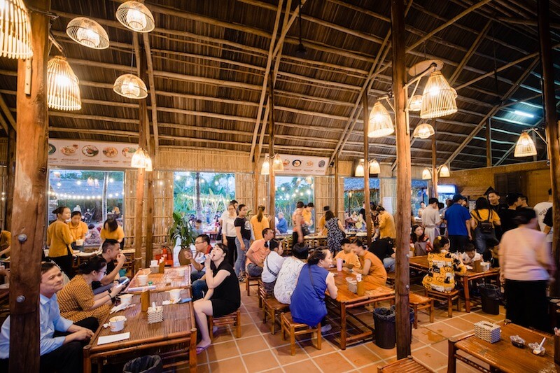 Vật liệu thiên nhiên giúp nhà hàng phong cách đồng quê trở nên mộc mạc, gần gũi, tạo cảm giác thư giãn, ấm cúng và kết nối thực khách với không gian làng quê 