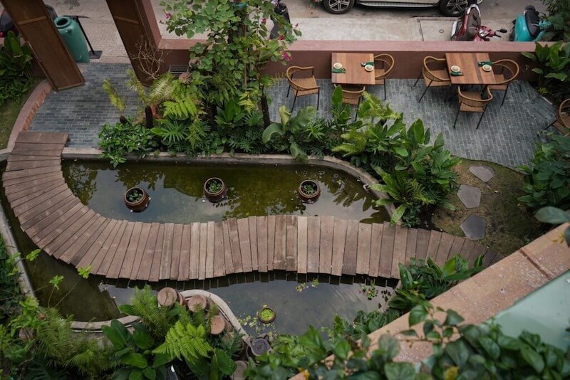 Nhà hàng có không gian mở mang đến trải nghiệm ẩm thực thư thái nhờ sự kết hợp hài hòa giữa kiến trúc mộc mạc và thiên nhiên xanh mát xung quanh