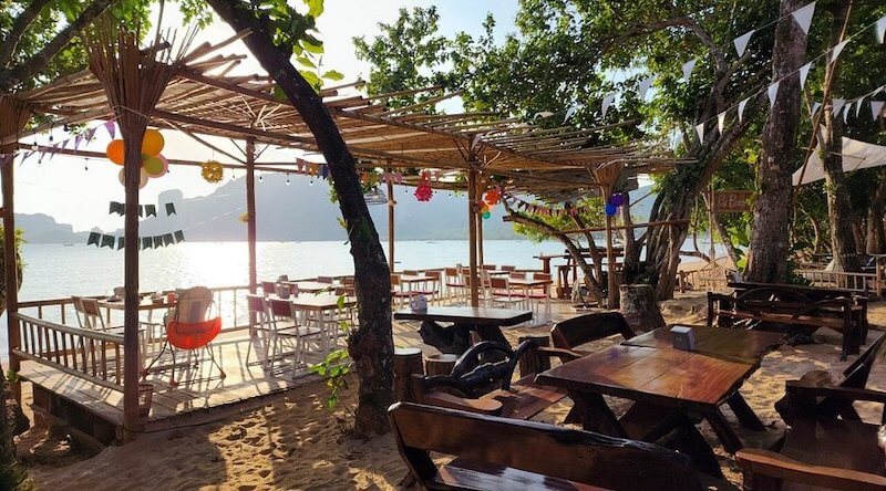 Nhà hàng hải sản ven biển không gian mở tạo lợi thế lớn trong việc thu hút khách du lịch và nhóm gia đình