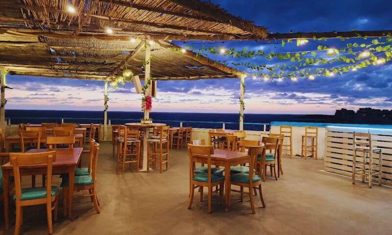 Ánh sáng tự nhiên và cảnh quan biển giúp món hải sản trở nên hấp dẫn và tăng giá trị trải nghiệm