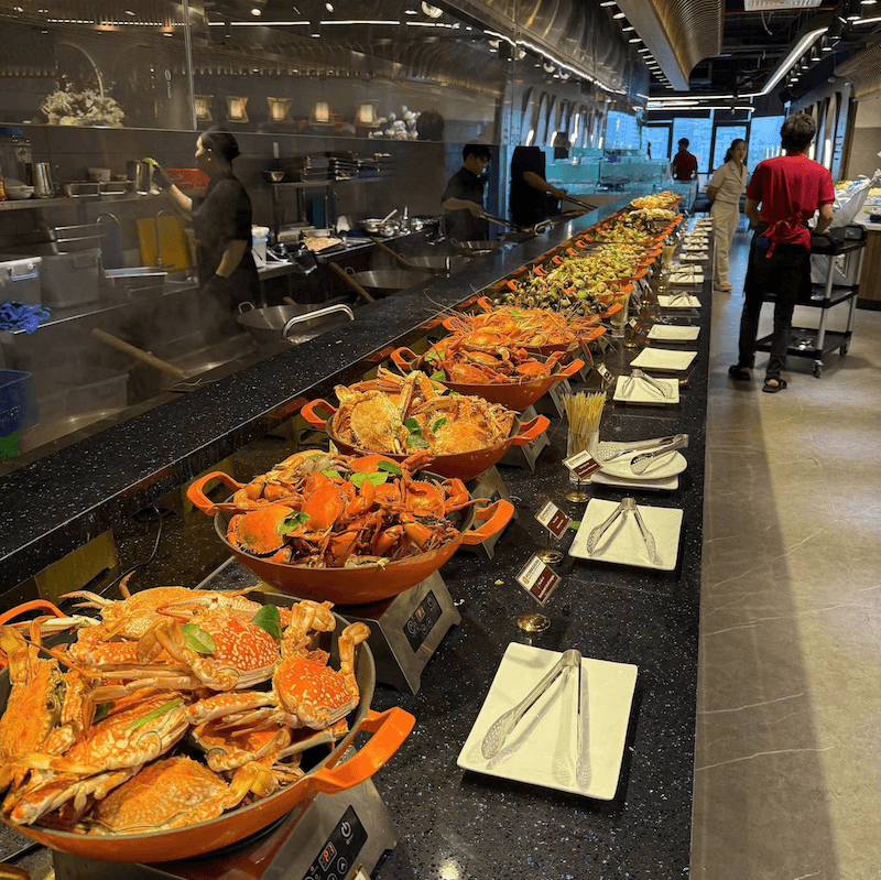 Không gian buffet hải sản được thiết kế mở, luồng di chuyển rõ ràng giúp khách dễ chọn món và giảm ùn tắc giờ cao điểm