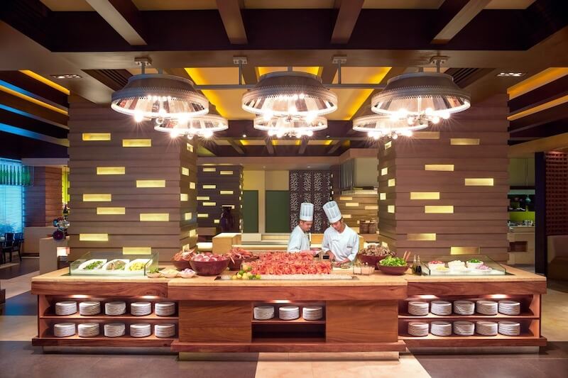 Nhà hàng buffet hải sản trong TTTM ưu tiên vật liệu bền, dễ vệ sinh và đáp ứng tiêu chuẩn vận hành nghiêm ngặt