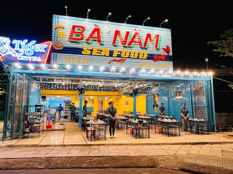 Thiết kế quán hải sản bình dân ưu tiên sự gọn gàng, sạch sẽ để tạo cảm giác an tâm cho khách hàng