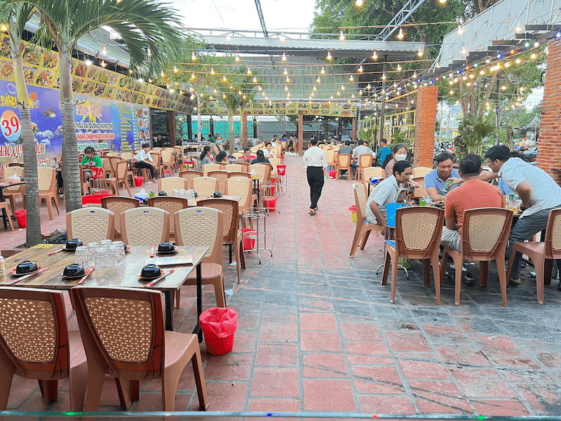 Thiết kế đơn giản nhưng chỉn chu giúp quán hải sản bình dân giữ chân khách quen và thu hút khách mới