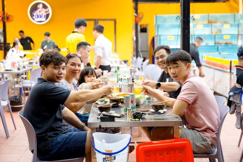 Bố trí bể hải sản ngay mặt tiền của quán giúp khách dễ chọn món và tăng độ tin cậy về độ tươi sống