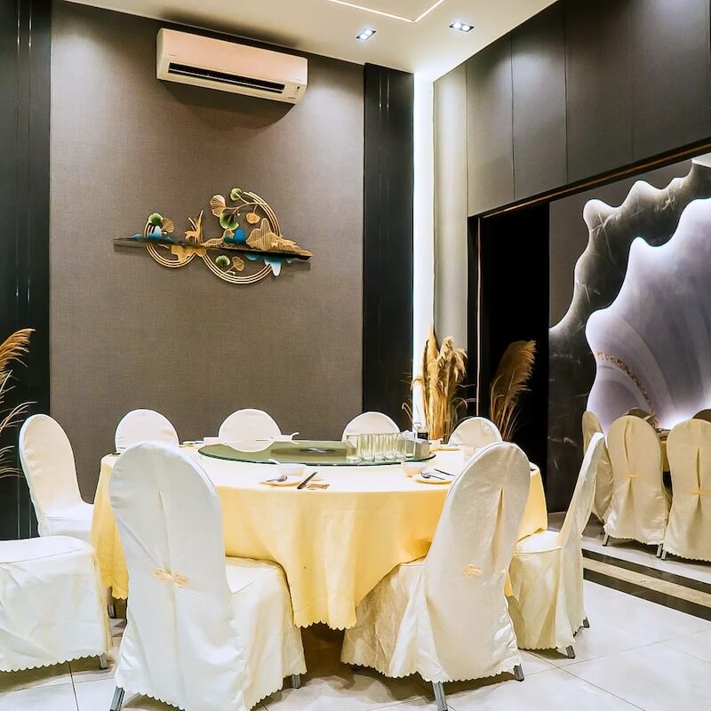 Phòng VIP nhà hàng hải sản được thiết kế riêng tư, yên tĩnh, phù hợp tiếp khách quan trọng, gặp gỡ đối tác và tổ chức các bữa tiệc cao cấp