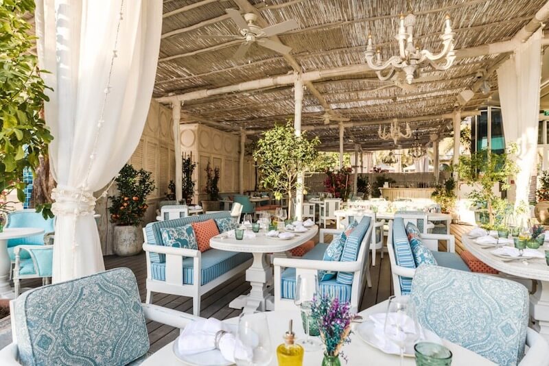 Thiết kế Địa Trung Hải giúp nhà hàng hải sản gợi liên tưởng đến biển cả, tạo cảm giác tươi mát và thư giãn cho thực khách