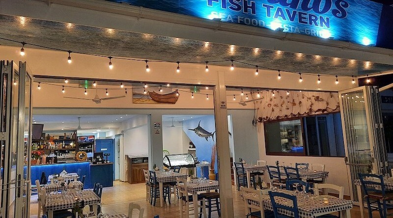 Nhà hàng hải sản phong cách Địa Trung Hải thường tận dụng ánh sáng tự nhiên để làm nổi bật màu sắc món ăn