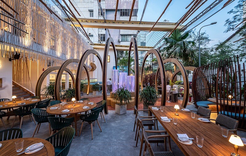 Thiết kế sân vườn giúp nhà hàng hải sản thông thoáng, giảm mùi tanh và tạo trải nghiệm ăn uống dễ chịu