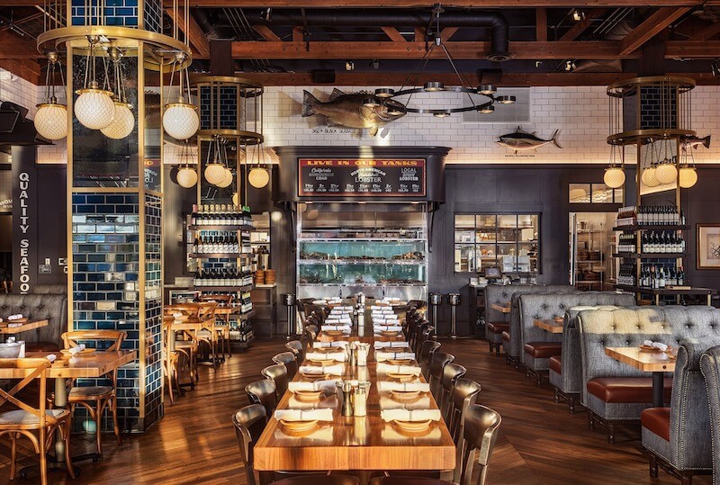 Không gian mở, trần cao trong thiết kế Industrial giúp nhà hàng hải sản thông thoáng và giảm cảm giác ẩm, bí mùi