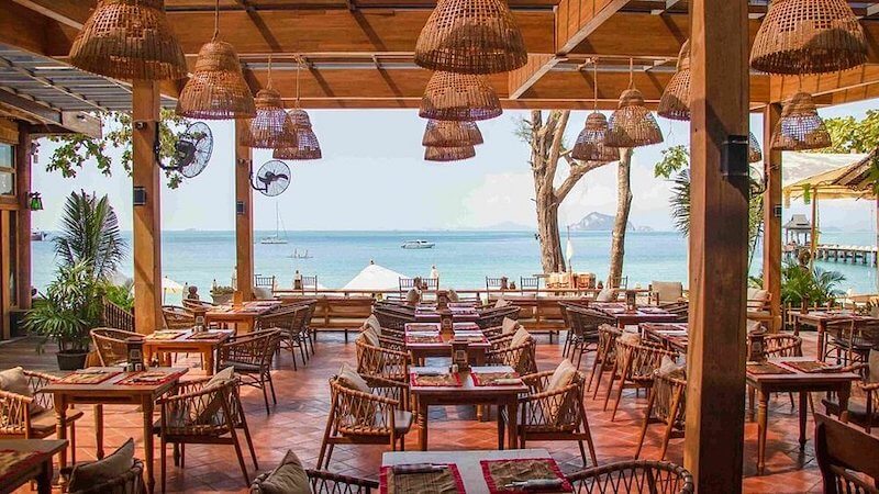 Thiết kế mở kết hợp vật liệu chống ăn mòn giúp nhà hàng ven biển bền vững trước hơi muối và khí hậu khắc nghiệt