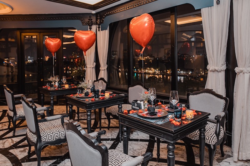 Ghế và sofa bọc nhung kết hợp chi tiết mạ vàng tăng cảm giác sang trọng cho không gian Fine Dining phong cách Indochine