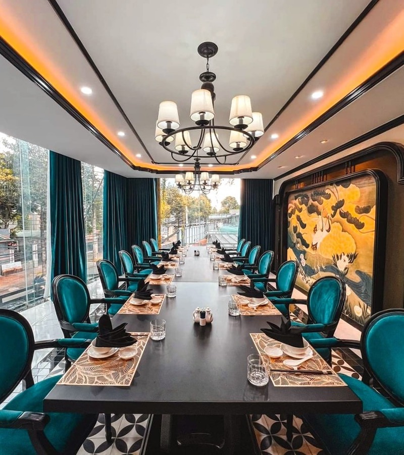 Rèm vải mềm mại trong nhà hàng phong cách Indochine điều chỉnh ánh sáng, tạo cảm giác ấm áp và gần gũi cho khách