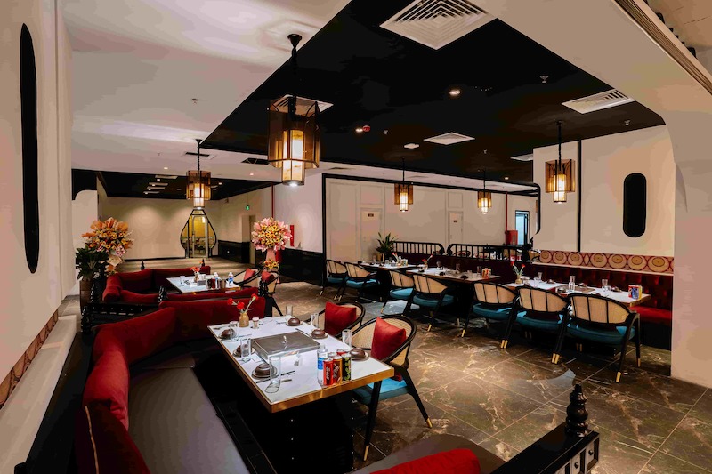 Xu hướng Đông Dương cao cấp là thiết kế nhà hàng Fine Dining, kết hợp vật liệu sang trọng như kim loại mạ vàng, nhung, nâng tầm không gian tinh tế, đẳng cấp