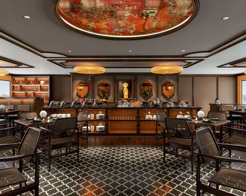 Gạch bông họa tiết đặc trưng được sử dụng ở sàn và tường làm điểm nhấn thẩm mỹ nổi bật trong nhà hàng phong cách Indochine