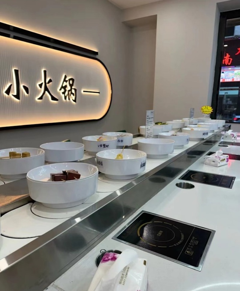 Sàn và tường nhà hàng lẩu băng chuyền chọn vật liệu chống trơn, dễ vệ sinh, mang đến không gian sạch sẽ và hiện đại 