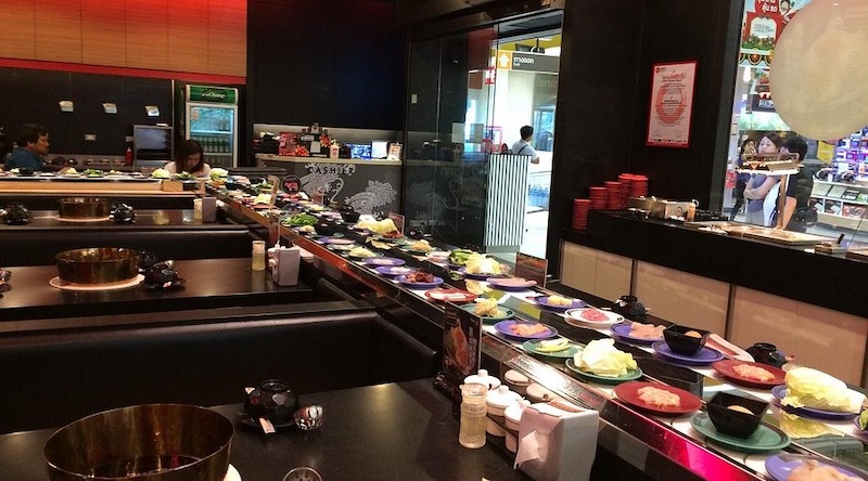 Bố trí băng chuyền hợp lý trong nhà hàng lẩu băng chuyền phong cách Hàn Quốc giúp khách dễ lấy món mà vẫn giữ lối đi rộng rãi 