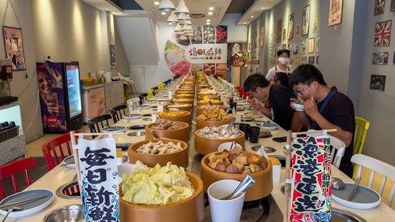 Không gian nhà hàng lẩu băng chuyền phong cách Nhật Bản tối ưu trải nghiệm khách, vừa thư giãn vừa thuận tiện khi thưởng thức món ăn 