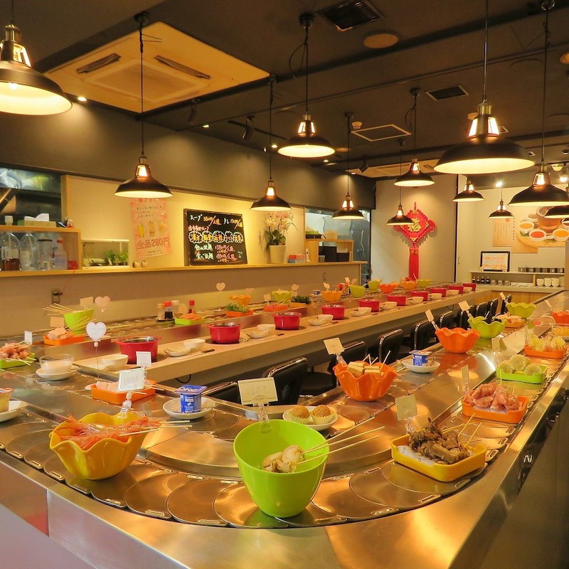 Màu sắc vàng ấm giúp không gian thanh lịch, tinh tế và đồng bộ phong cách Nhật Bản