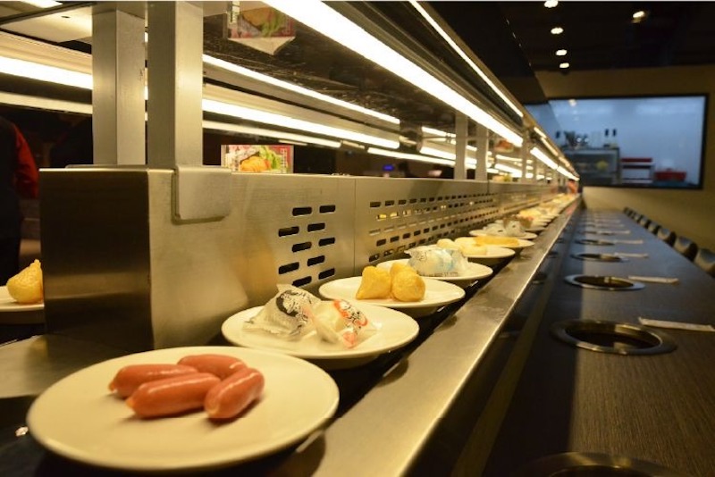 Quầy băng chuyền nhà hàng lẩu băng chuyền chọn vật liệu chống thấm, chống trầy xước, vừa bền vừa tinh tế phù hợp phong cách Minimalism 