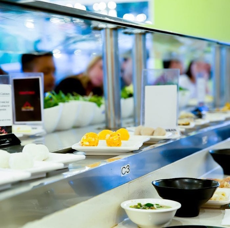 Ánh sáng nhà hàng lẩu băng chuyền tối giản được bố trí vừa đủ sáng, không quá chói, tạo cảm giác thoáng đãng và dễ chịu 