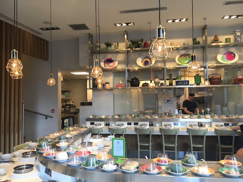 Màu sắc tổng thể trong nhà sử dụng tông trung tính kết hợp kim loại nổi bật, tạo cảm giác mạnh mẽ 